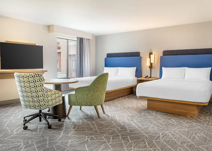 Hampton Inn & Suites / Uptown - University Area