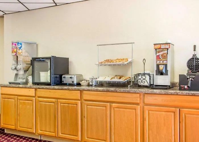 Econo Lodge Inn & Suites