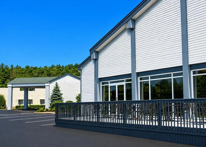 Clarion Inn & Suites At The Outlets Of Lake George