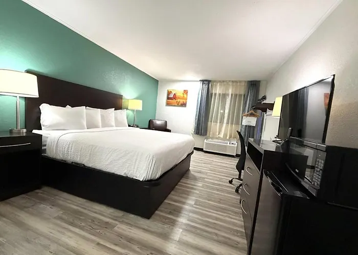 Econo Lodge Inn & Suites Newton