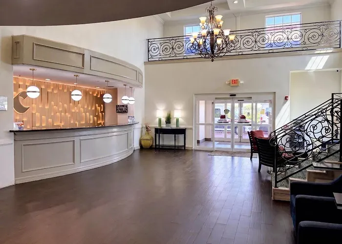 Comfort Suites Cruise Port Area - Beachside