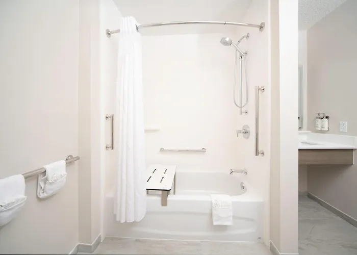 Holiday Inn Express & Suites - East By Ihg