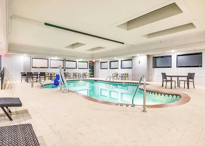 Holiday Inn Express & Suites North By Ihg