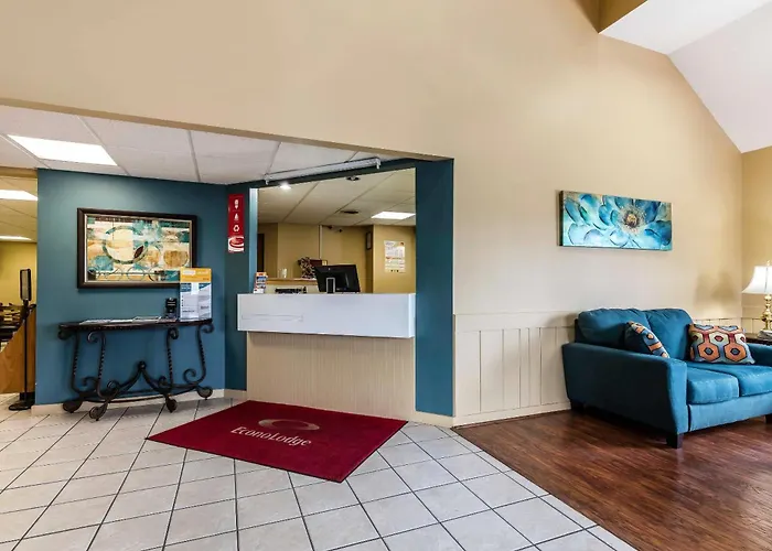 Econo Lodge Inn & Suites