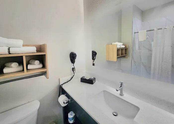 Days Inn & Suites By Wyndham Galveston West/Seawall