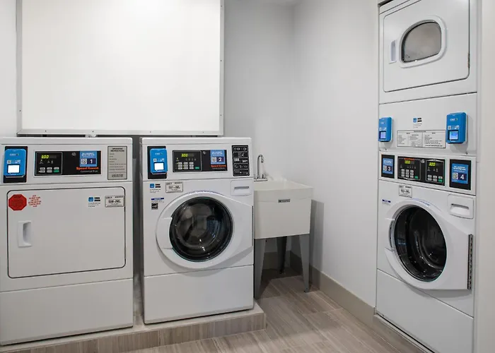 Holiday Inn Express & Suites Woodside Laguardia Airport
