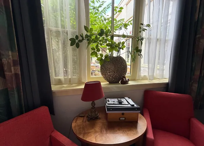 Hotel Hanzestadslogement De Leeuw in het centrum, Snoepwinkel, Hanzemuseum, Koffieschenkerij met Binnenplaats, Kamers met keukentje en Ontbijtservice Deventer