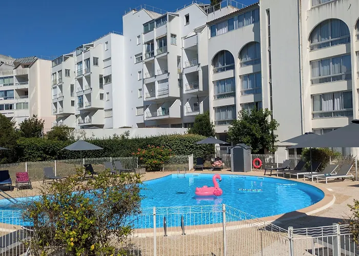 Résidence avec Piscine face au port 200m plage La Rochelle 