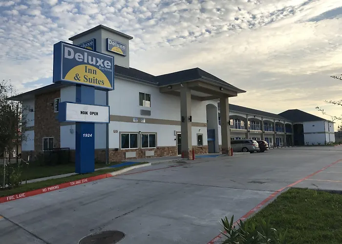 Deluxe Inn & Suites -