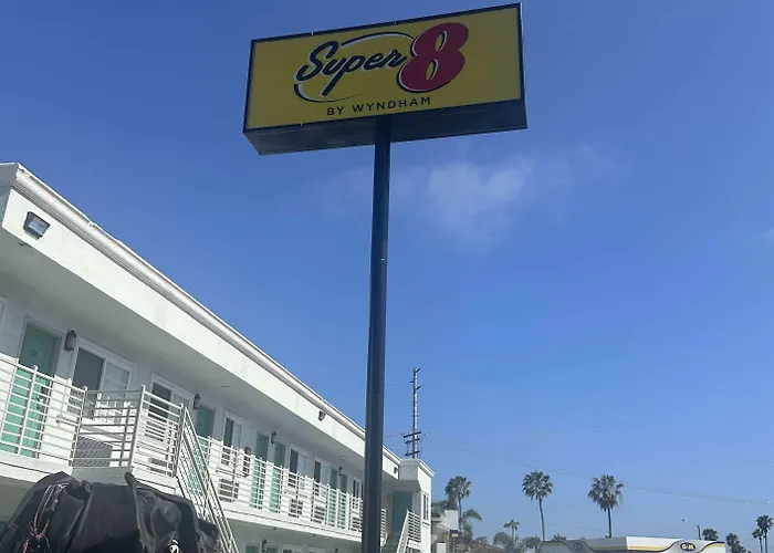 Super 8 By Wyndham Oceanside Downtown
