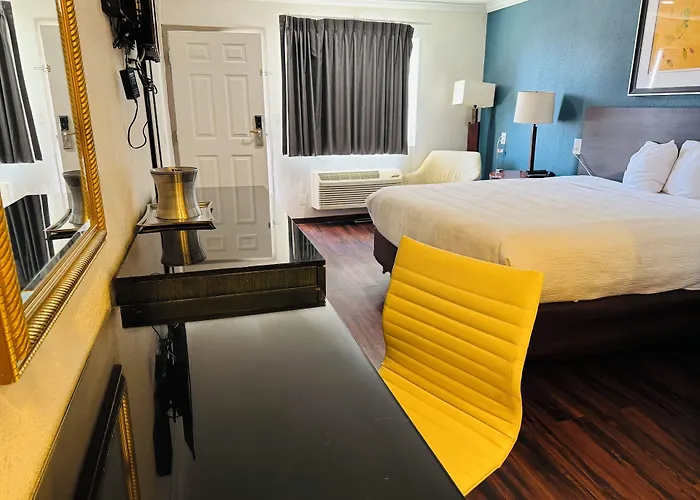 Baymont By Wyndham Bakersfield