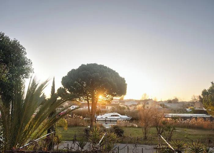 Hôtel les jardins du canal - solaire eco responsable - piscine - parking - garage - bornes électriques - accueil vélos - kids friendly Aigues-Mortes