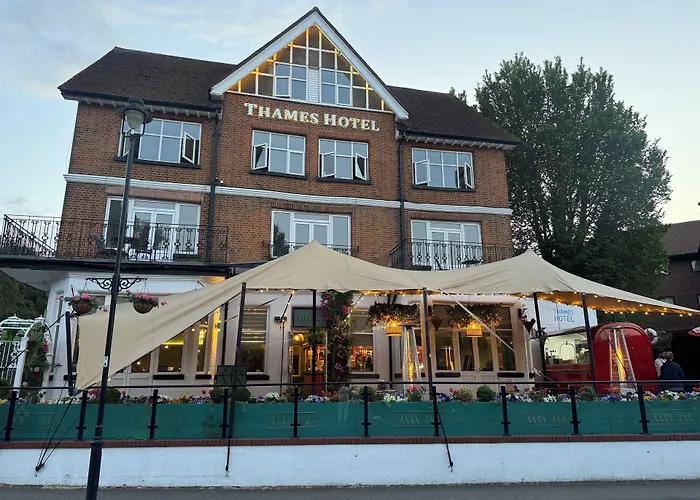 Uno Thames Hotel