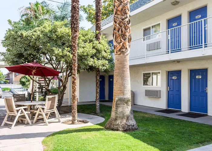 Motel 6-, Ca - East