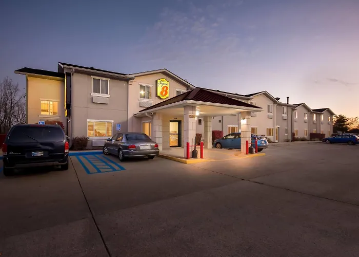 Super 8 By Wyndham Bloomington University Area