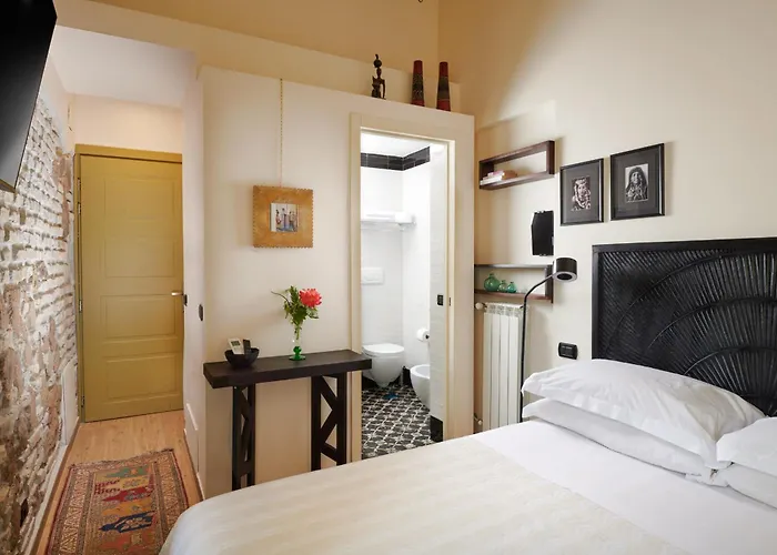 Palm Gallery Hotel