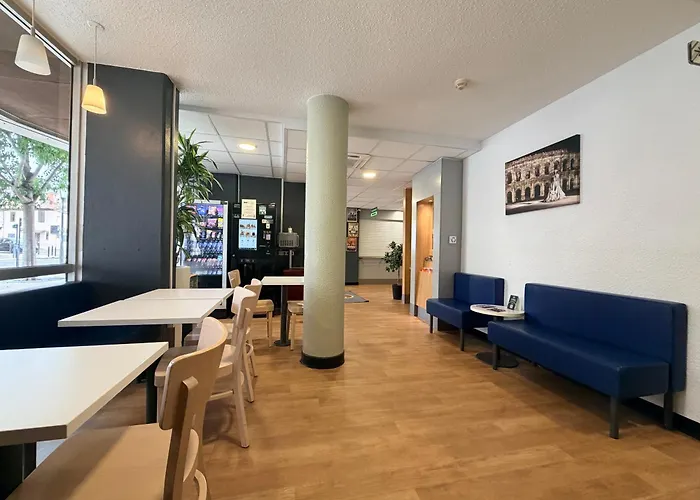 B&B HOTEL Nîmes Centre Arènes