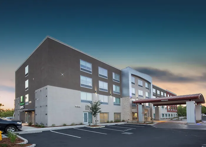 Holiday Inn Express & Suites By Ihg