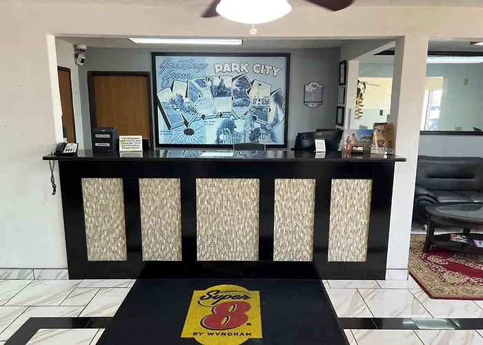 Super 8 By Wyndham Park City/North Wichita Area