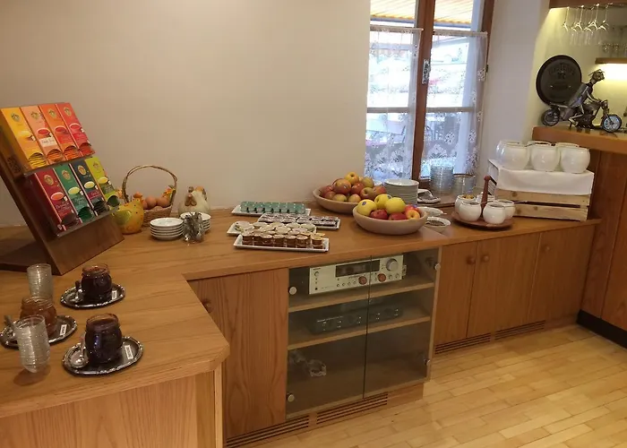 Hotel Garni Schneeburghof Tirolo