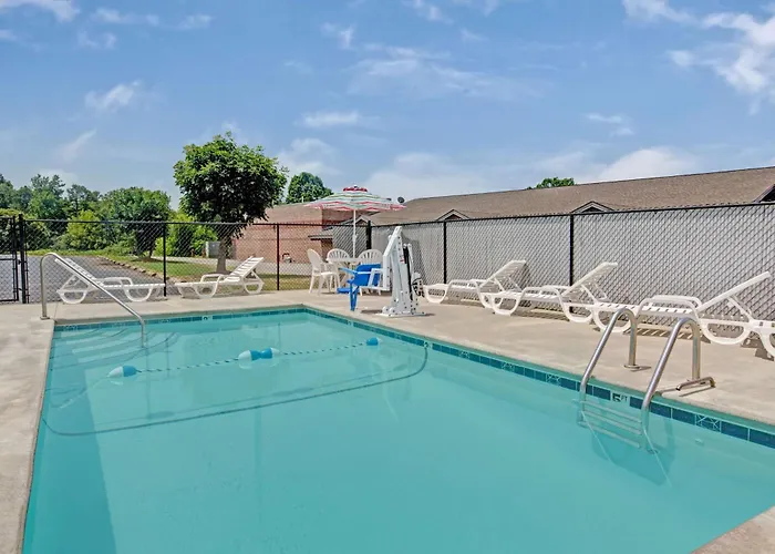 Super 8 By Wyndham Shelby Hotel