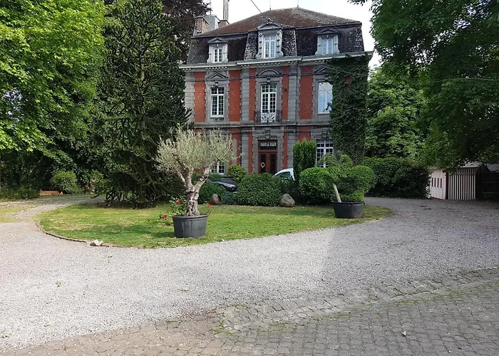 Château Lambert Hotel-Resto-Parking-Shuttle, a 1 ha green Oasis at 8 min from CRL Airport without any noise