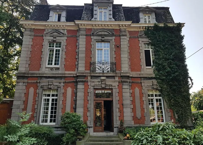 Château Lambert Hotel-Resto-Parking-Shuttle, a 1 ha green Oasis at 8 min from CRL Airport without any noise