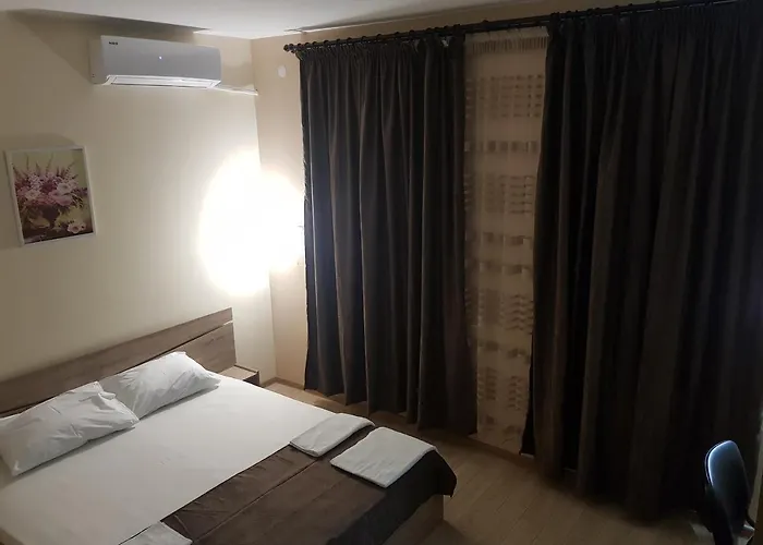 Twain Apart&Rooms