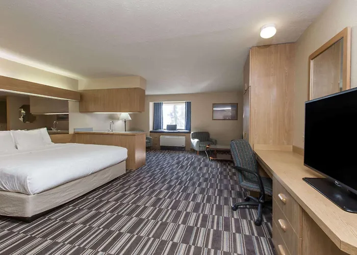 Baymont Inn & Suites By Wyndham Airport