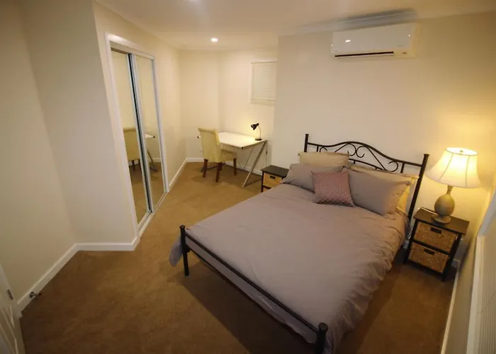 Silver House - Melbourne Airport Accommodation - 7 Minutes From Melbourne Airport
