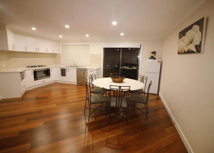 Silver House - Melbourne Airport Accommodation - 7 Minutes From Melbourne Airport